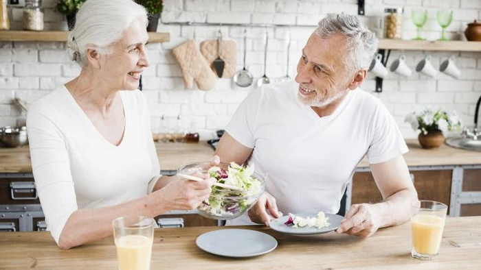Come cambiare la dieta dopo i 50 anni per avere cuore forte ed energia fino ai 90
