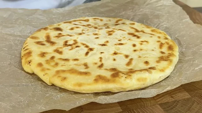 Da mangiare caldo: Pane al formaggio e patate in padella per qualche minuto