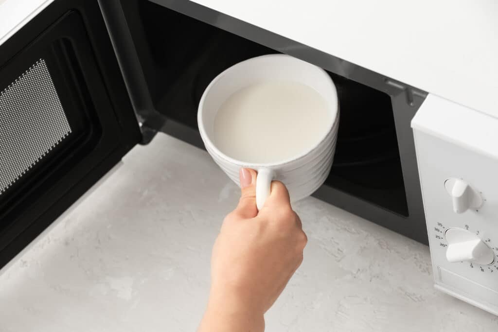 Pochi lo sanno, ma scaldare il latte nel microonde può essere pericoloso: ecco perché