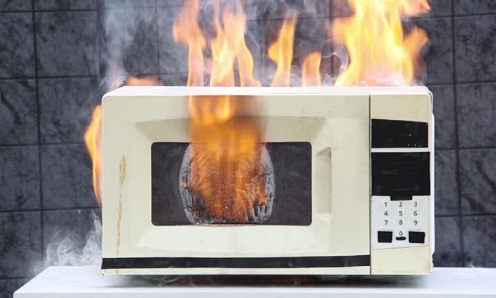 Sembra innocuo, ma è VIETATO scaldarlo nel microonde