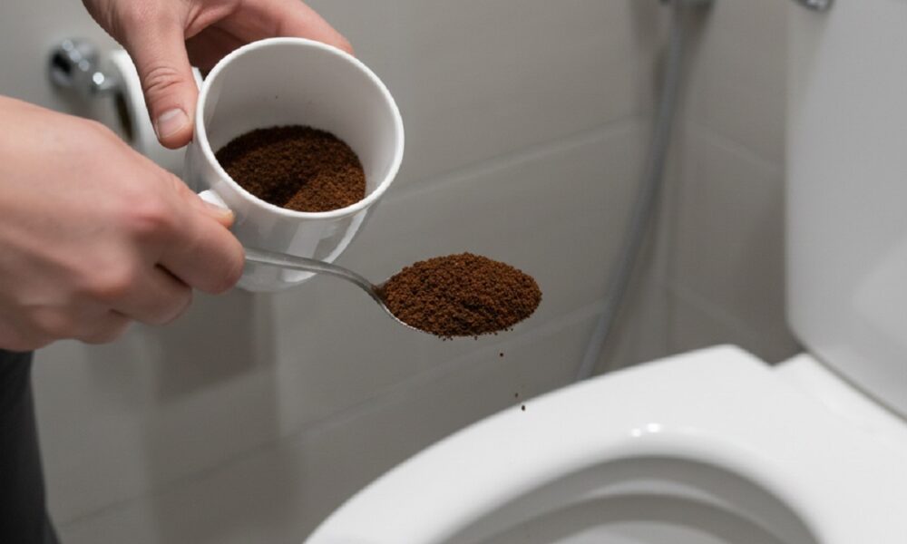 la strana abitudine dei fondi di caffè che sta prendendo il sopravvento nei bagni